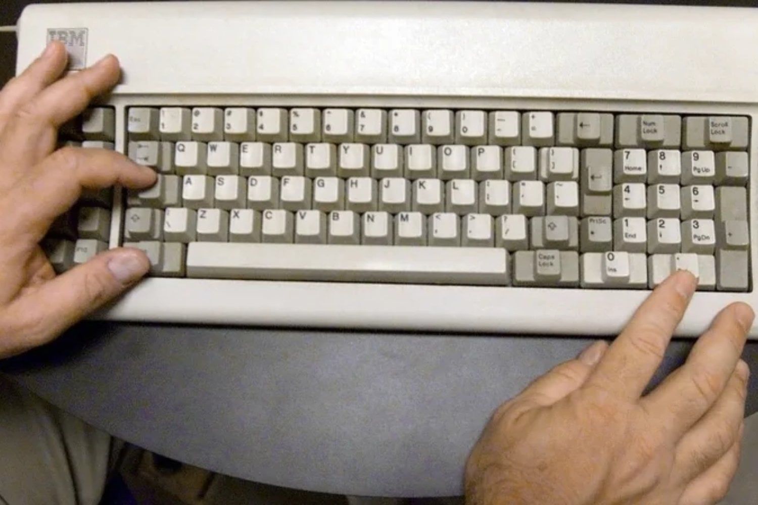Millones de personas llevan décadas pulsando tres teclas para salvar Windows. Bill Gates reconoció que todo comenzó con un error que Microsoft nunca corrigió