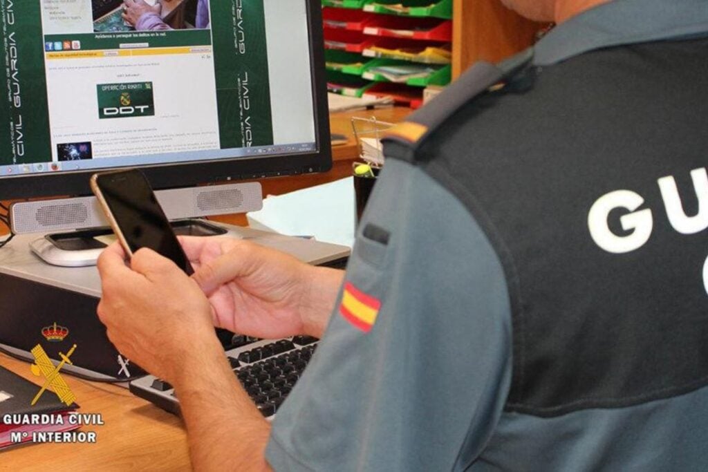 La Guardia Civil española ha comprado una herramienta para entrar en móviles Android y iPhone sin tocarlos. Lo inquietante es que podrías no enterarte
