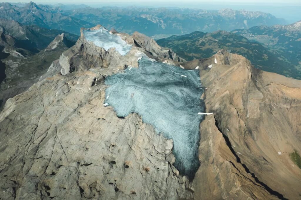 Cuatro estudiantes cubrieron un glaciar suizo con 200 m² de lana de oveja. Tres meses después, la idea dejó de parecer una locura