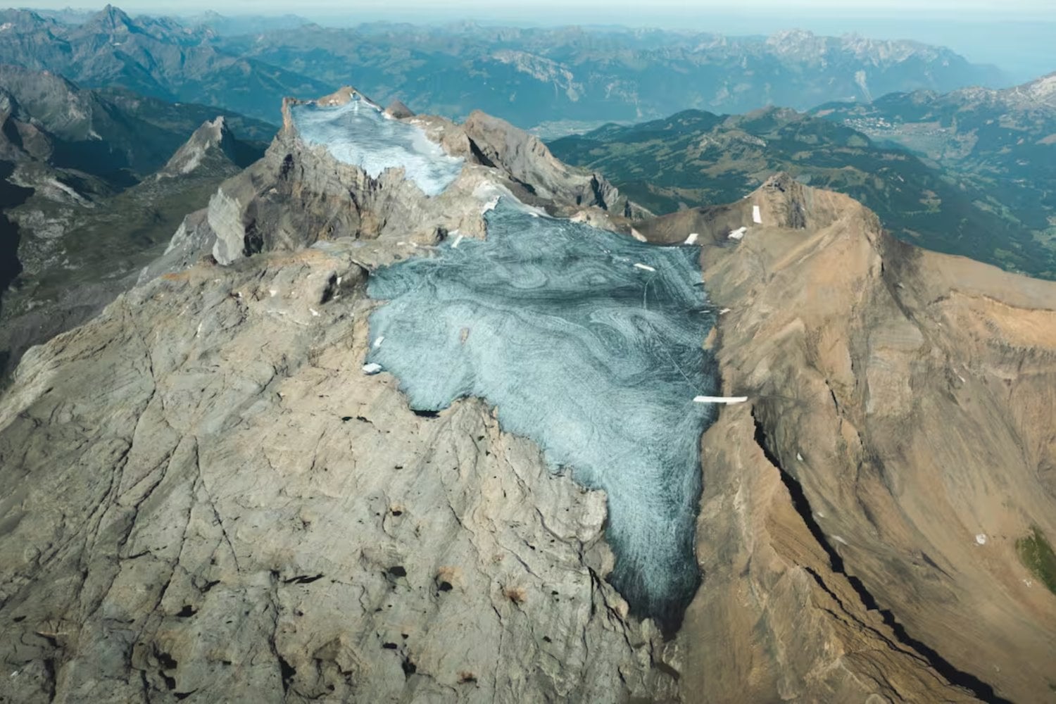 Cuatro estudiantes cubrieron un glaciar suizo con 200 m² de lana de oveja. Tres meses después, la idea dejó de parecer una locura