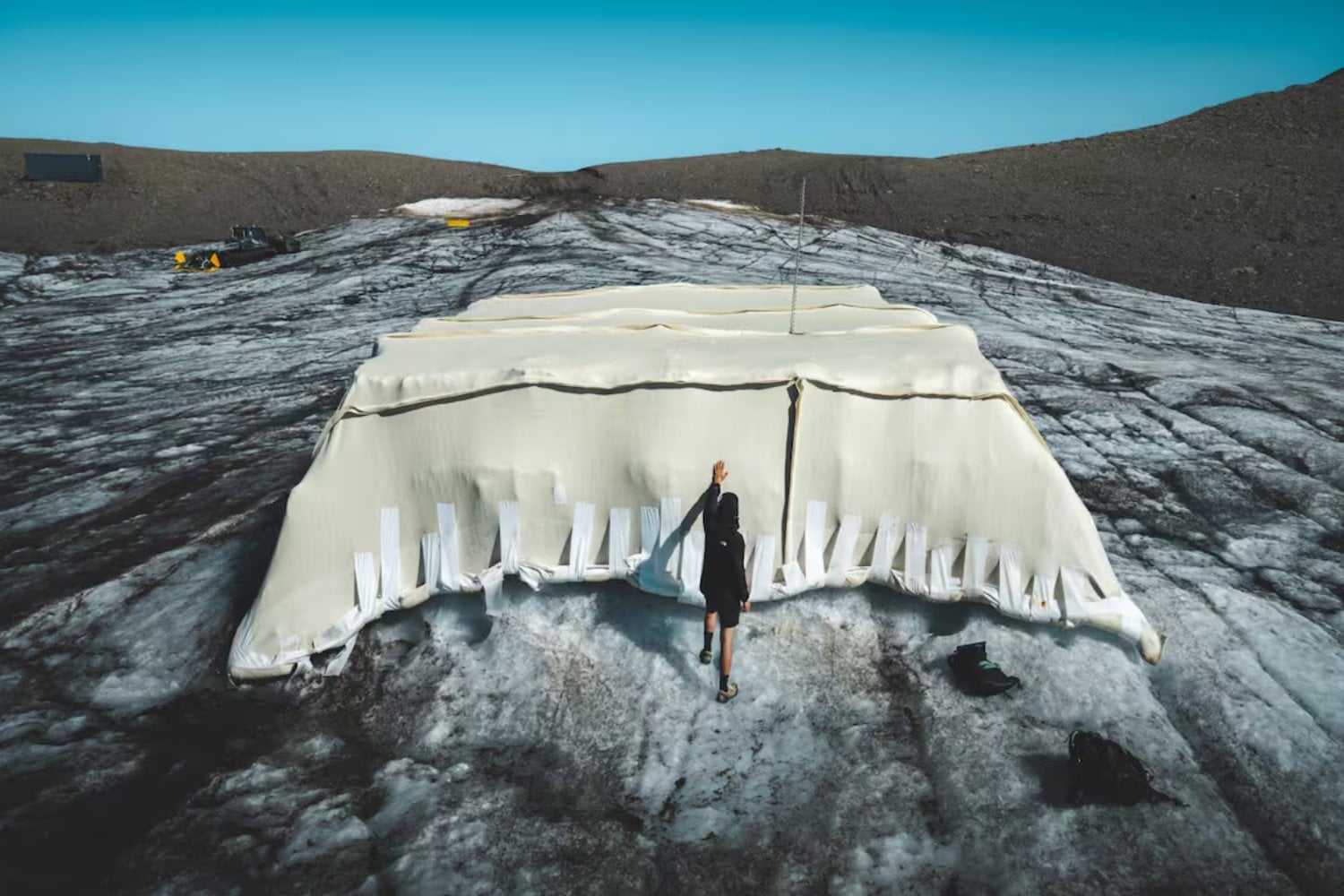 Cuatro estudiantes cubrieron un glaciar suizo con 200 m² de lana de oveja. Tres meses después, la idea dejó de parecer una locura