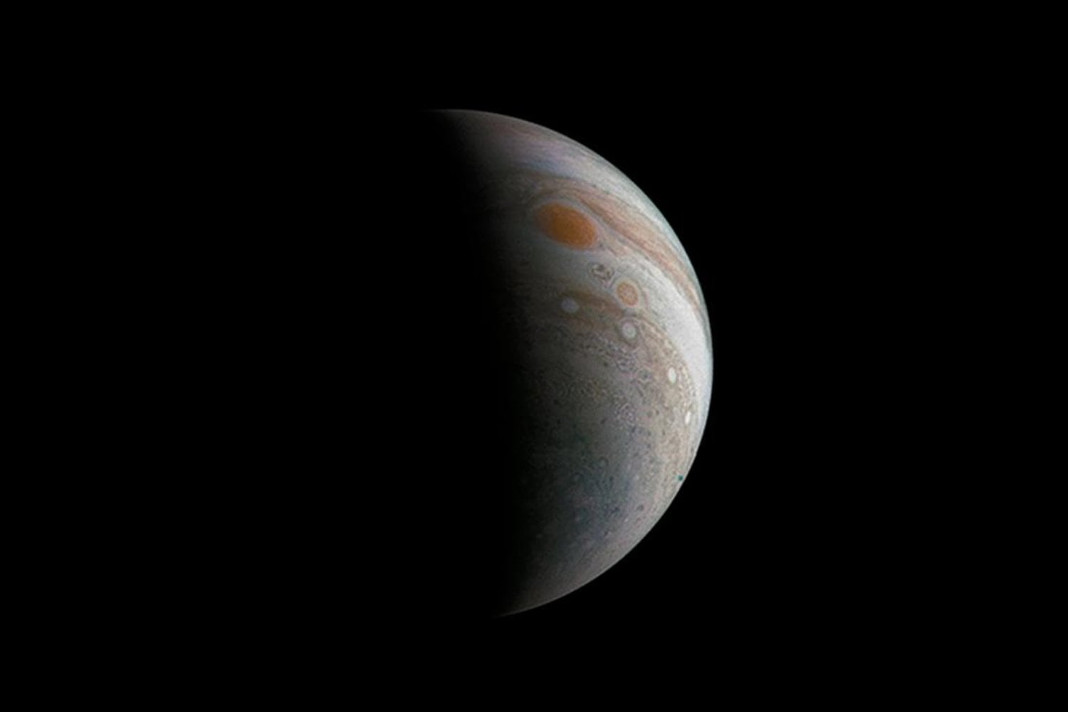 Júpiter lleva miles de millones de años enfrentándose a una amenaza invisible del Sol. La NASA acaba de descubrir que su defensa es mucho más extraña de lo que imaginábamos