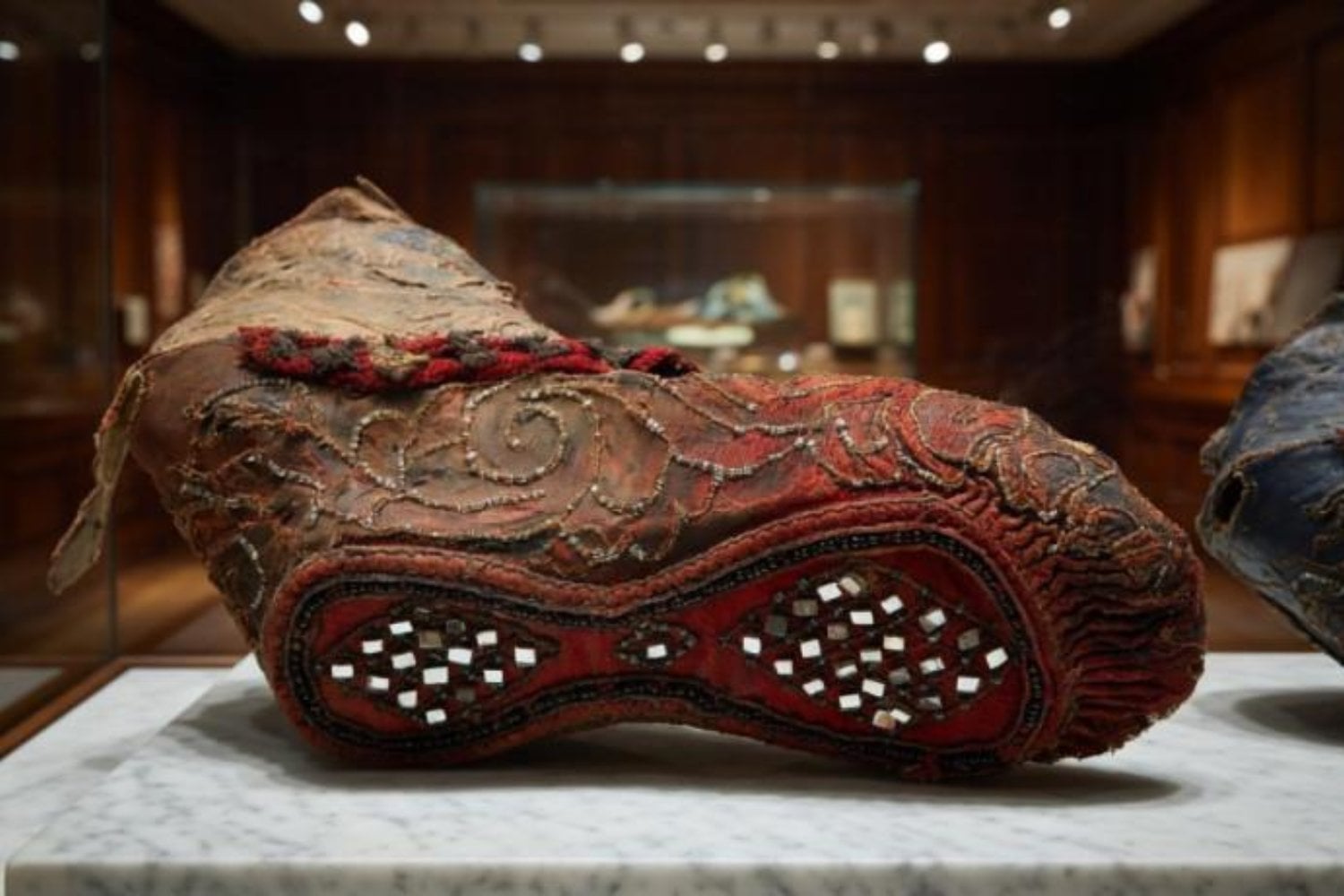 Hace 2.300 años, una mujer fue enterrada en Siberia con una bota extraordinaria. El hielo la conservó intacta y ahora su suela esconde la parte más fascinante