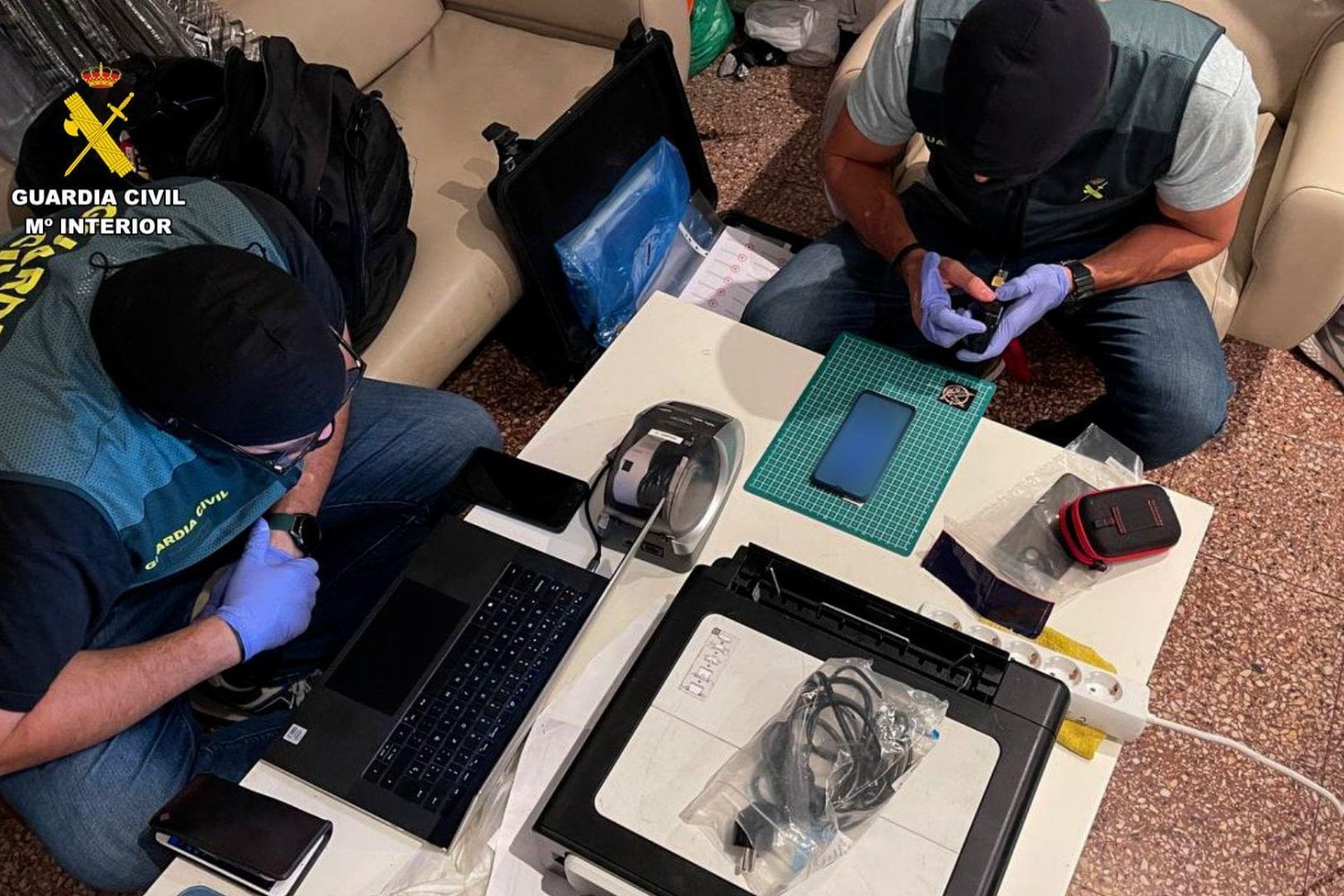 La Guardia Civil española ha comprado una herramienta para entrar en móviles Android y iPhone sin tocarlos. Lo inquietante es que podrías no enterarte