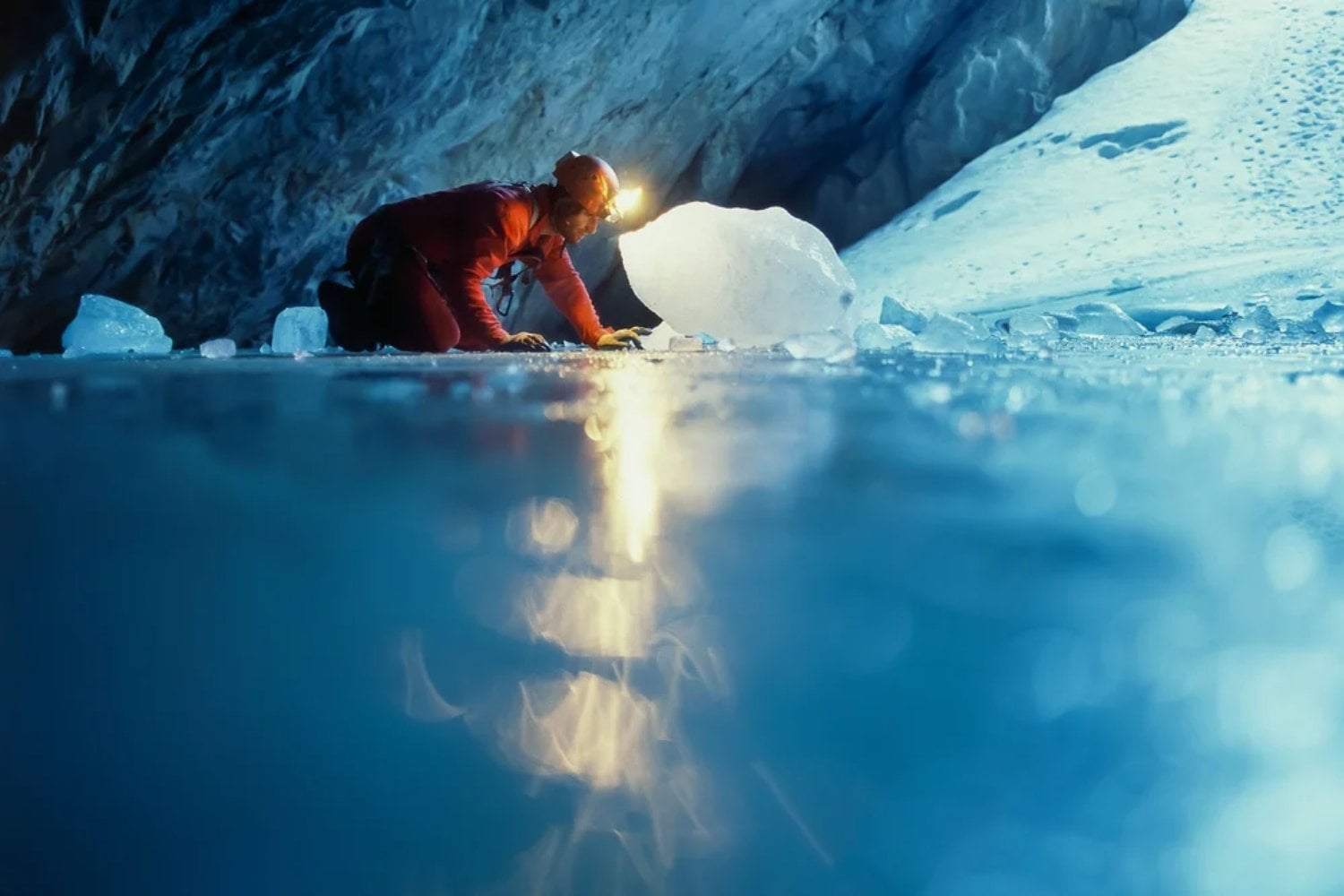 España está perdiendo unas cuevas heladas que guardan secretos de hace 6.000 años. Los científicos intentan rescatar lo que el deshielo está borrando para siempre