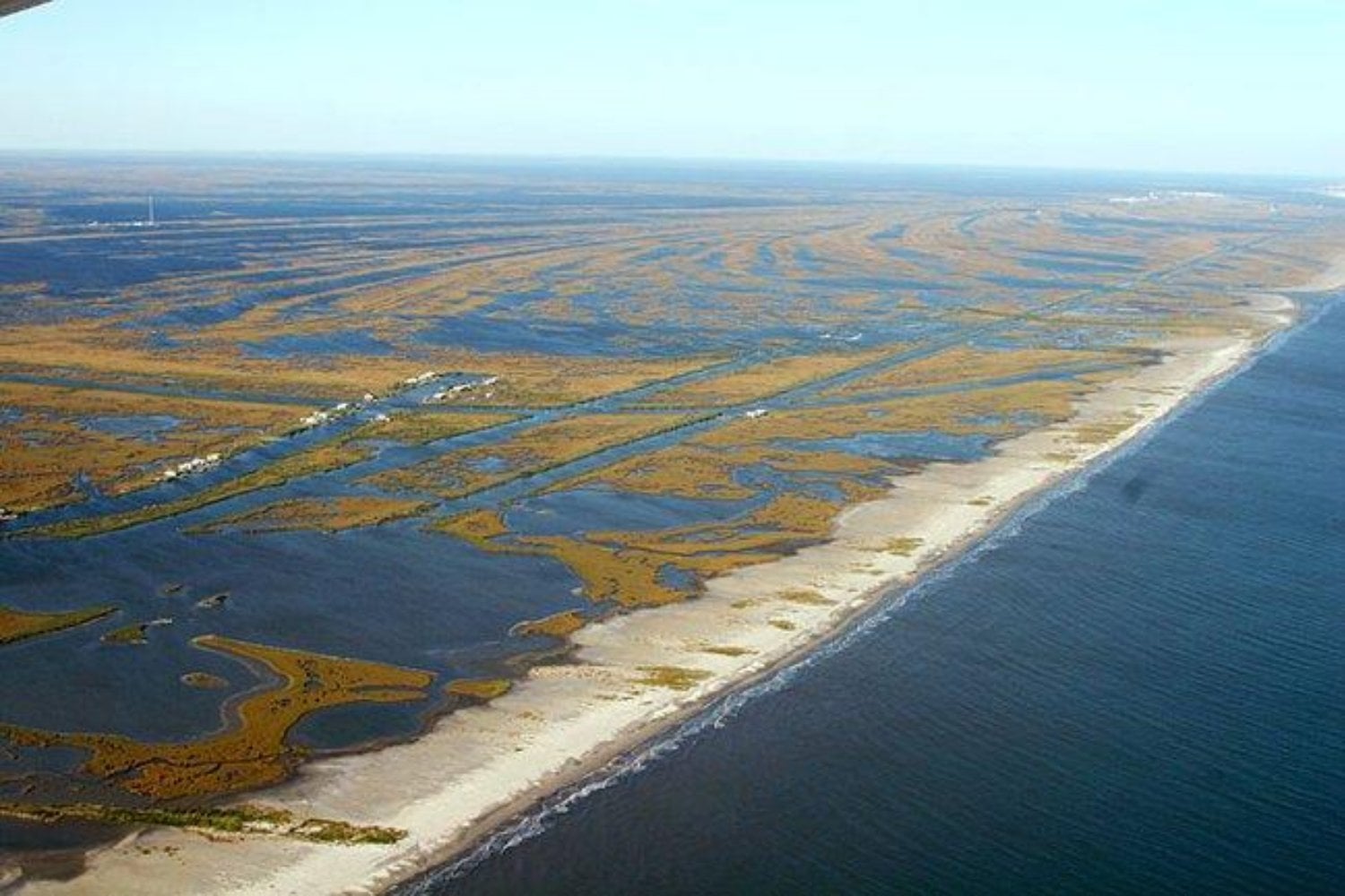 Una parte de Estados Unidos está desapareciendo bajo el agua. Ahora intentan recuperarla convirtiendo millones de botellas de vidrio en arena