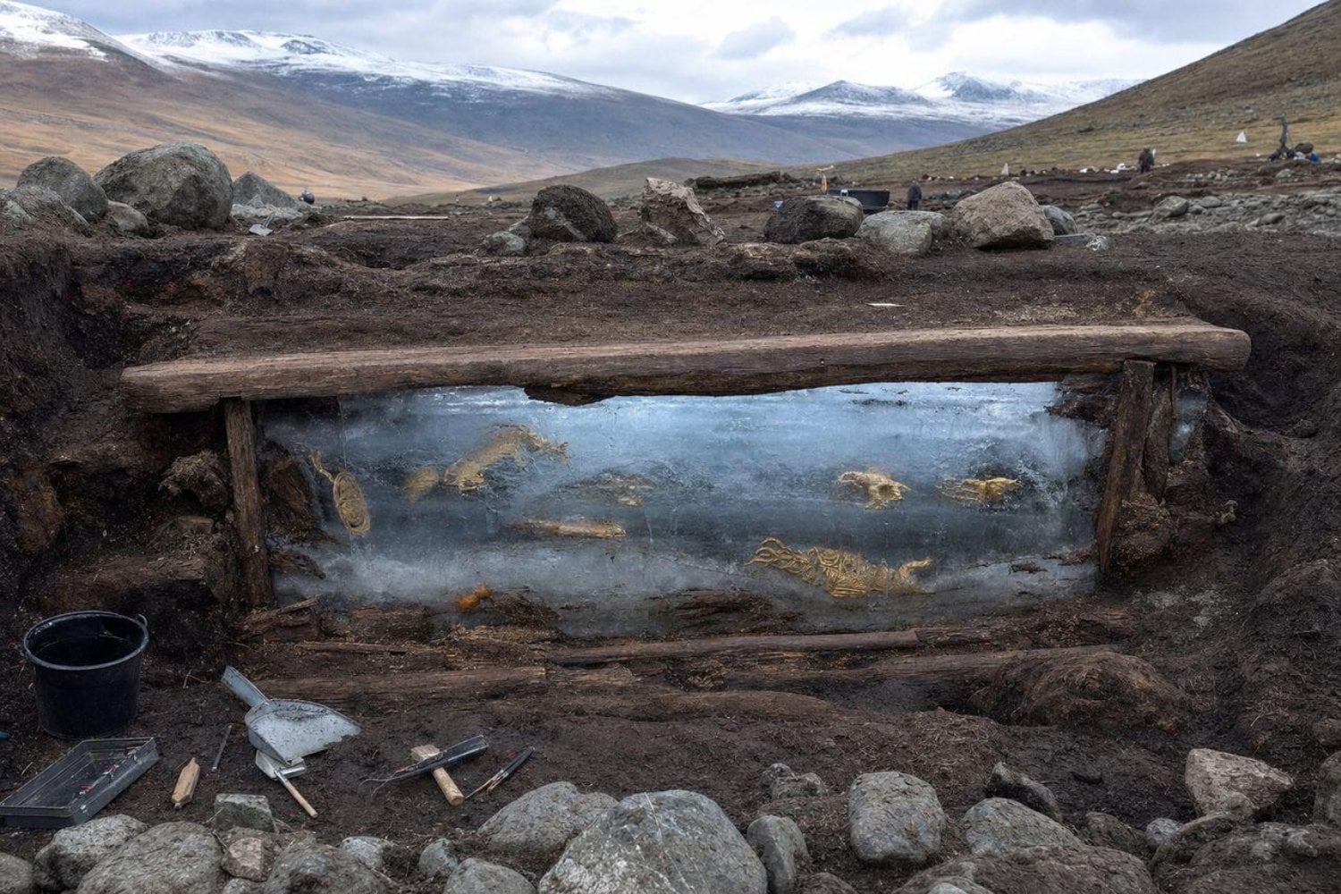 Hace 2.300 años, una mujer fue enterrada en Siberia con una bota extraordinaria. El hielo la conservó intacta y ahora su suela esconde la parte más fascinante