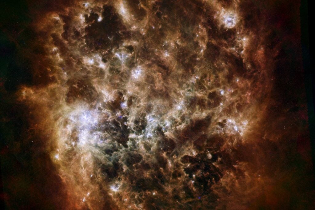 Una estrella moribunda a 160.000 años luz escondía una molécula casi imposible de ver. El James Webb encontró mucha más de la que debería existir