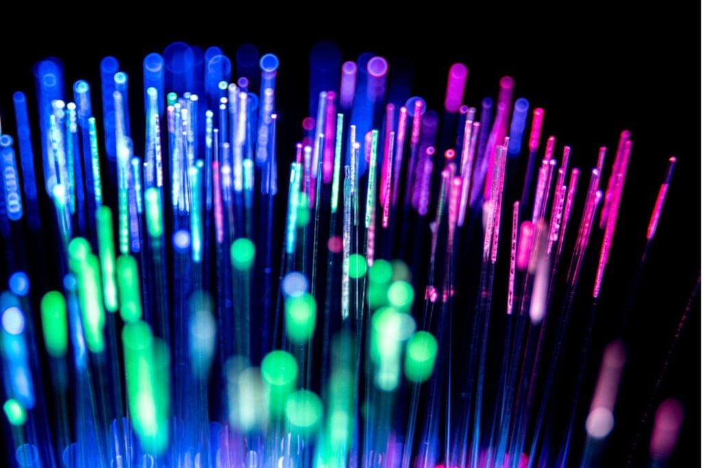 Toda la información que la humanidad podía almacenar en 2007 cabría en una transmisión de apenas 12 minutos. China acaba de demostrar la velocidad de fibra óptica que lo haría posible