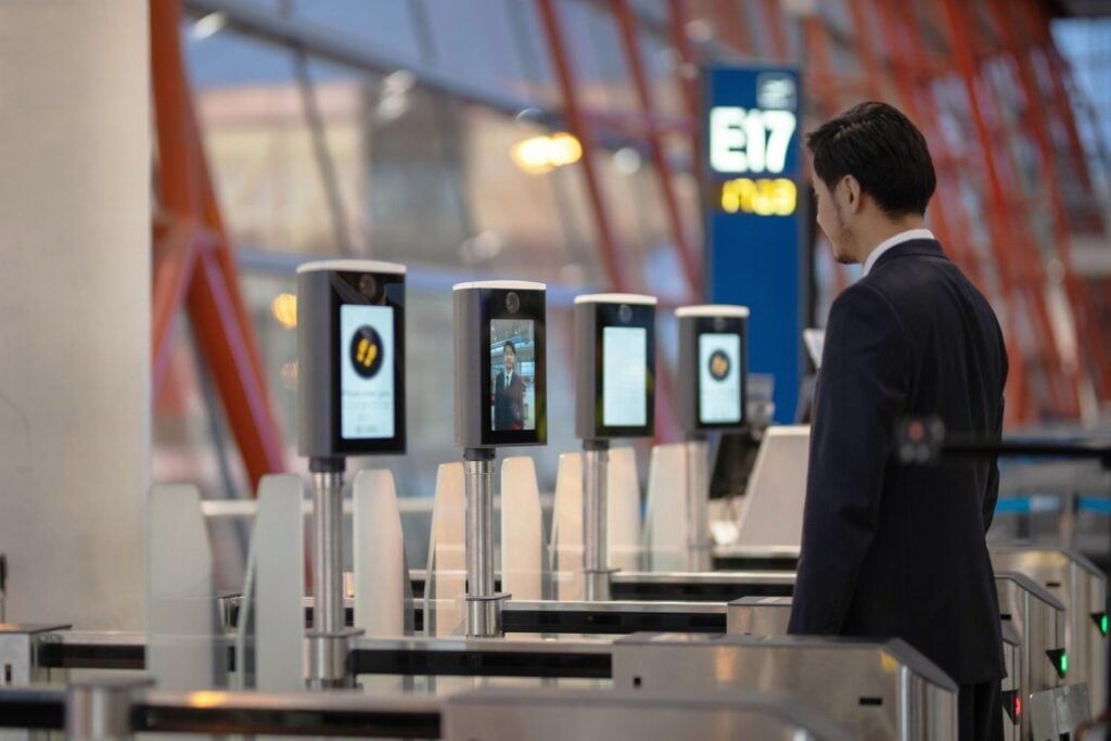 Los aeropuertos ya pueden reconocer tu rostro y la IA organiza tus vacaciones. Sin embargo, las visas siguen complicando los viajes