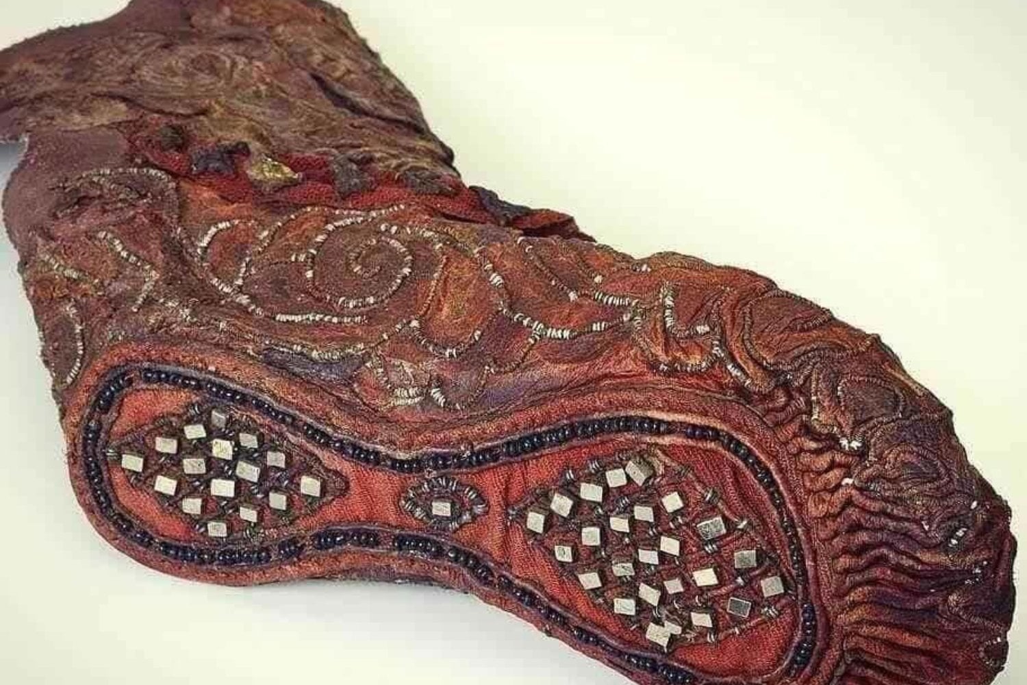 Hace 2.300 años, una mujer fue enterrada en Siberia con una bota extraordinaria. El hielo la conservó intacta y ahora su suela esconde la parte más fascinante