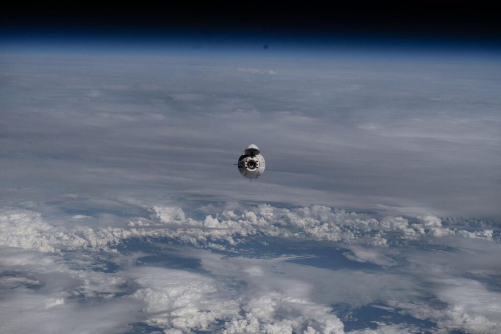 La Estación Espacial está a unos 400 km, pero llegar hasta ella puede llevar más de un día. SpaceX lo acaba de hacer en 7 horas y 55 minutos
