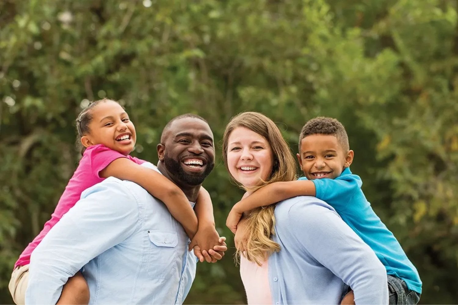Durante décadas, Estados Unidos vendió el «sueño americano» como la promesa de que cualquiera podía tener su propia casa. Un nuevo informe revela por qué ese sueño se está alejando, especialmente para los hispanos