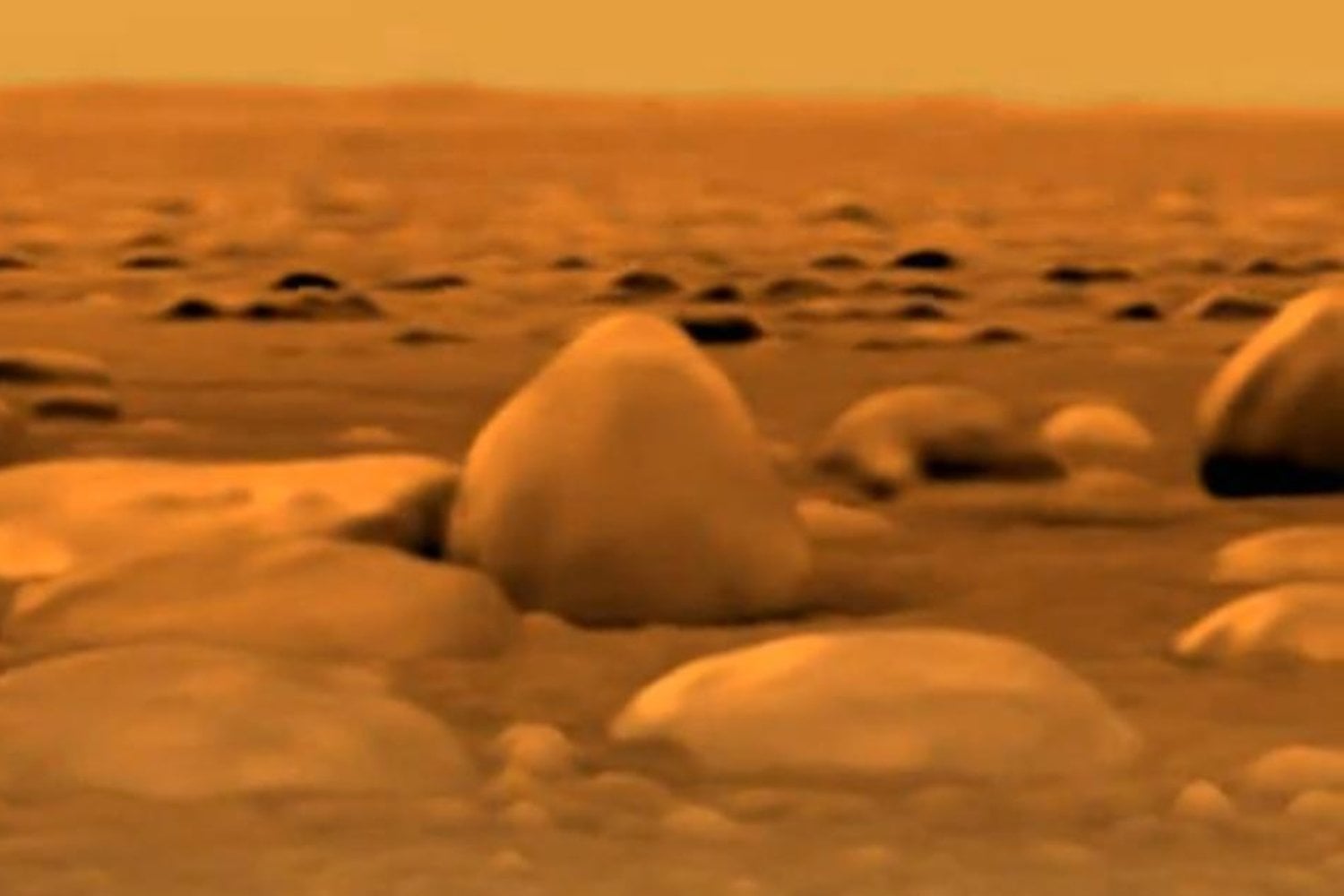 La NASA lleva años estudiando una luna de Saturno que parece una segunda Tierra. Tiene ríos, mares y lluvia, pero esconde una diferencia que lo cambia todo