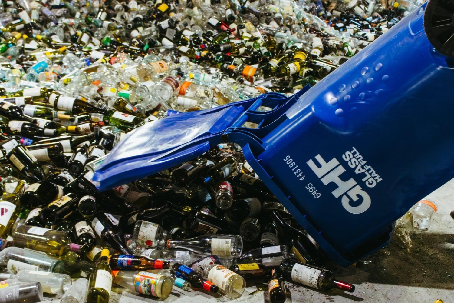 Una parte de Estados Unidos está desapareciendo bajo el agua. Ahora intentan recuperarla convirtiendo millones de botellas de vidrio en arena
