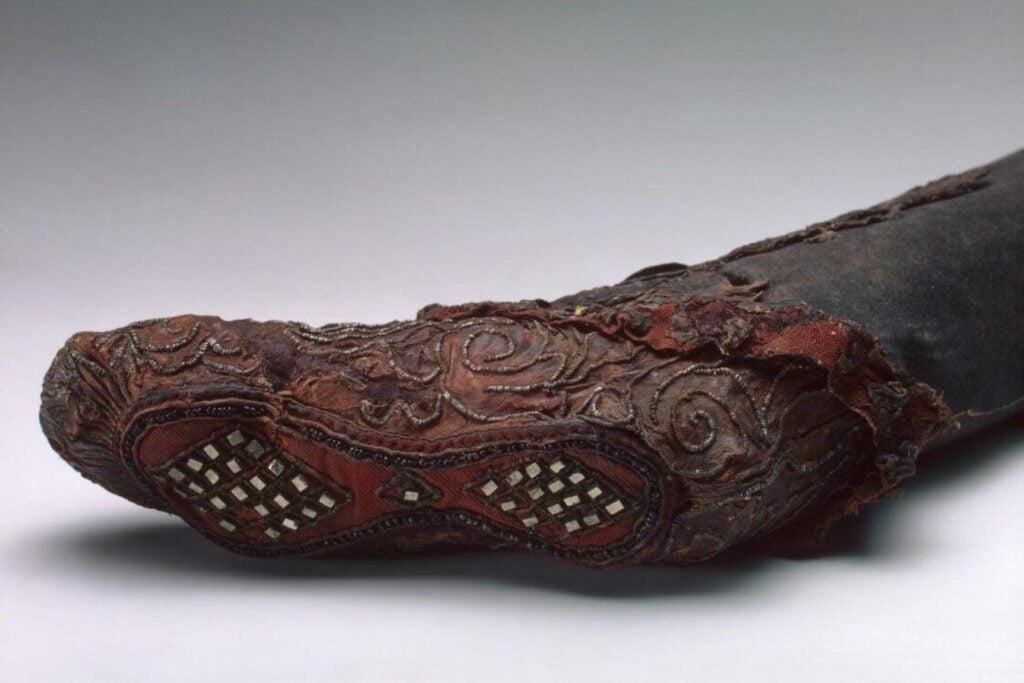 Hace 2.300 años, una mujer fue enterrada en Siberia con una bota extraordinaria. El hielo la conservó intacta y ahora su suela esconde la parte más fascinante