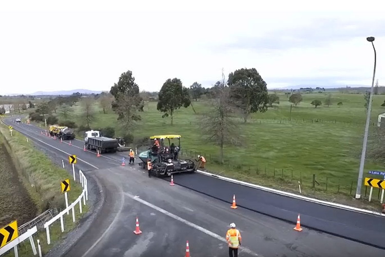 En Nueva Zelanda trituraron medio millón de botellas de cerveza para fabricar arena. Cuando la metieron en una carretera, el resultado fue mejor de lo esperado