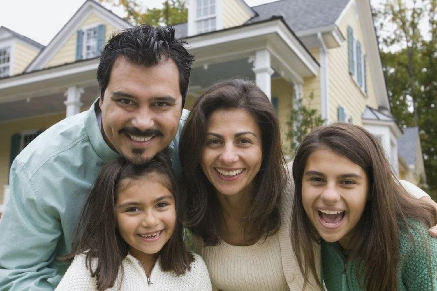 Durante décadas, Estados Unidos vendió el «sueño americano» como la promesa de que cualquiera podía tener su propia casa. Un nuevo informe revela por qué ese sueño se está alejando, especialmente para los hispanos