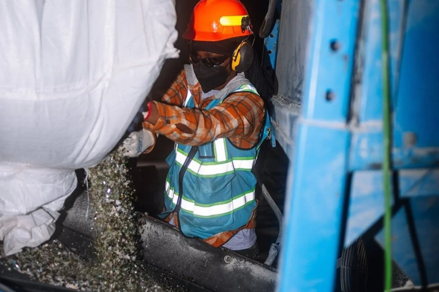 Una parte de Estados Unidos está desapareciendo bajo el agua. Ahora intentan recuperarla convirtiendo millones de botellas de vidrio en arena