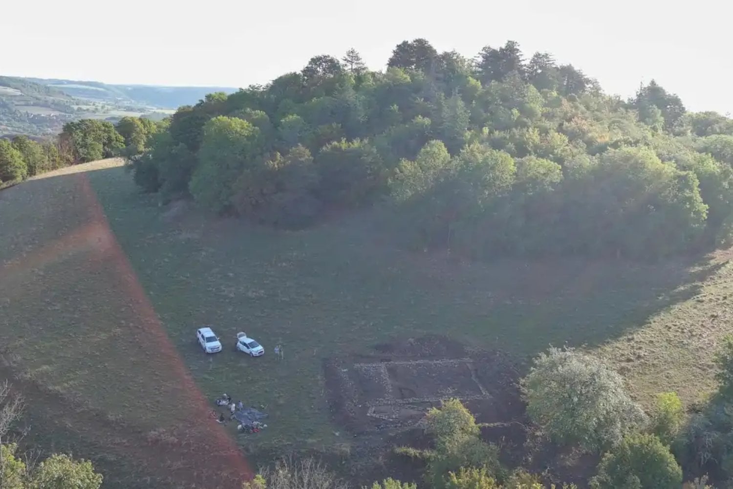 Roma cayó hace 1.500 años, pero alguien siguió viviendo como si el Imperio aún existiera. Un palacio oculto en Francia está cambiando lo que sabíamos de aquella época