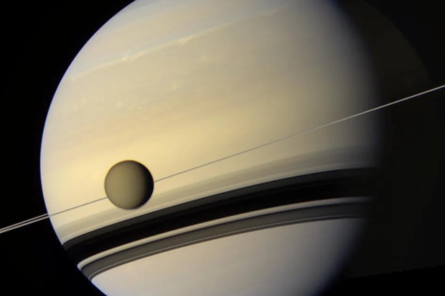 La NASA lleva años estudiando una luna de Saturno que parece una segunda Tierra. Tiene ríos, mares y lluvia, pero esconde una diferencia que lo cambia todo