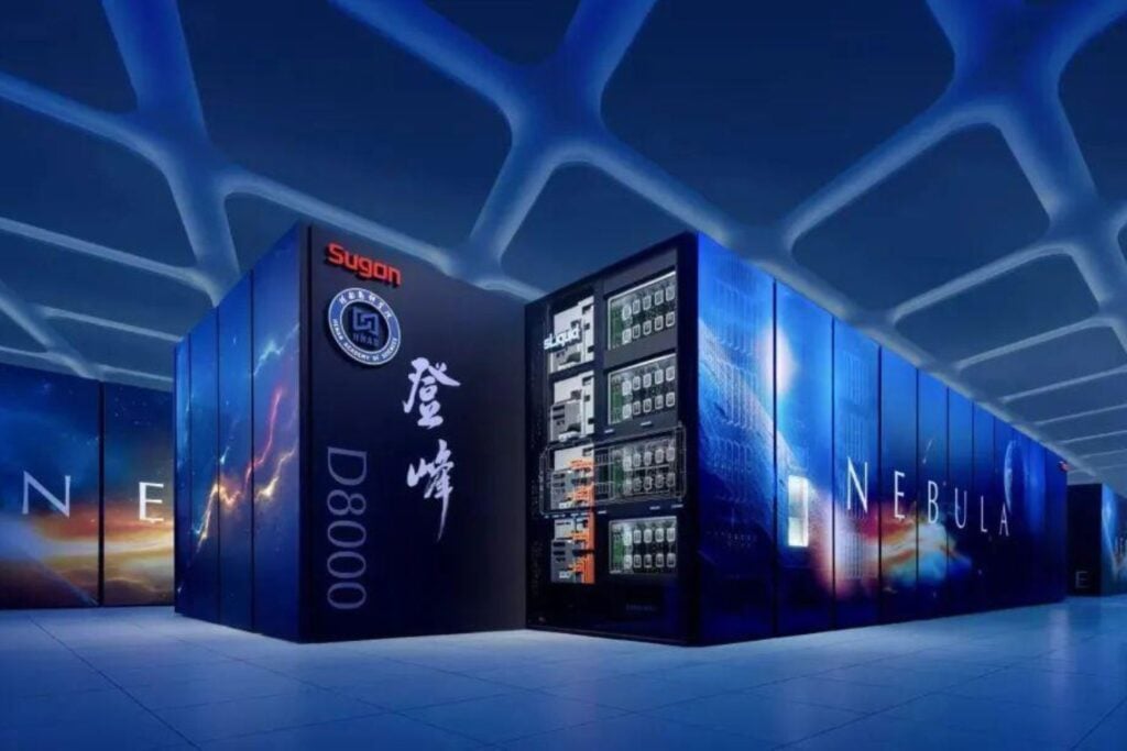 China construyó un monstruo tecnológico de 1.500 toneladas para impulsar su inteligencia artificial. Tiene 100.000 chips nacionales y 1.600 kilómetros de cables en su interior