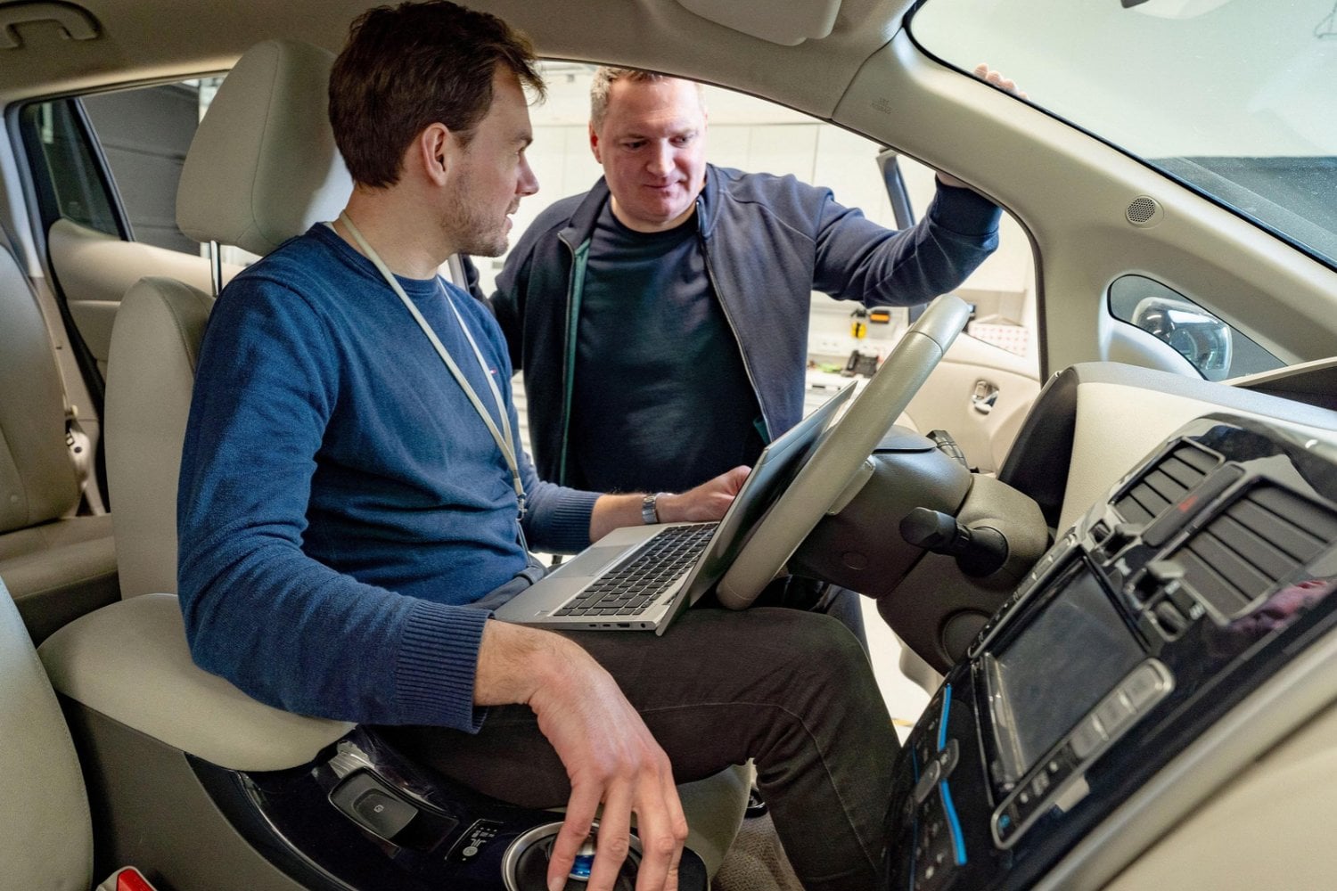 Los autos modernos tienen un problema de seguridad que va mucho más allá de los motores y los frenos. Un estudio encontró 413 vulnerabilidades y muchas están en las aplicaciones que usamos a diario