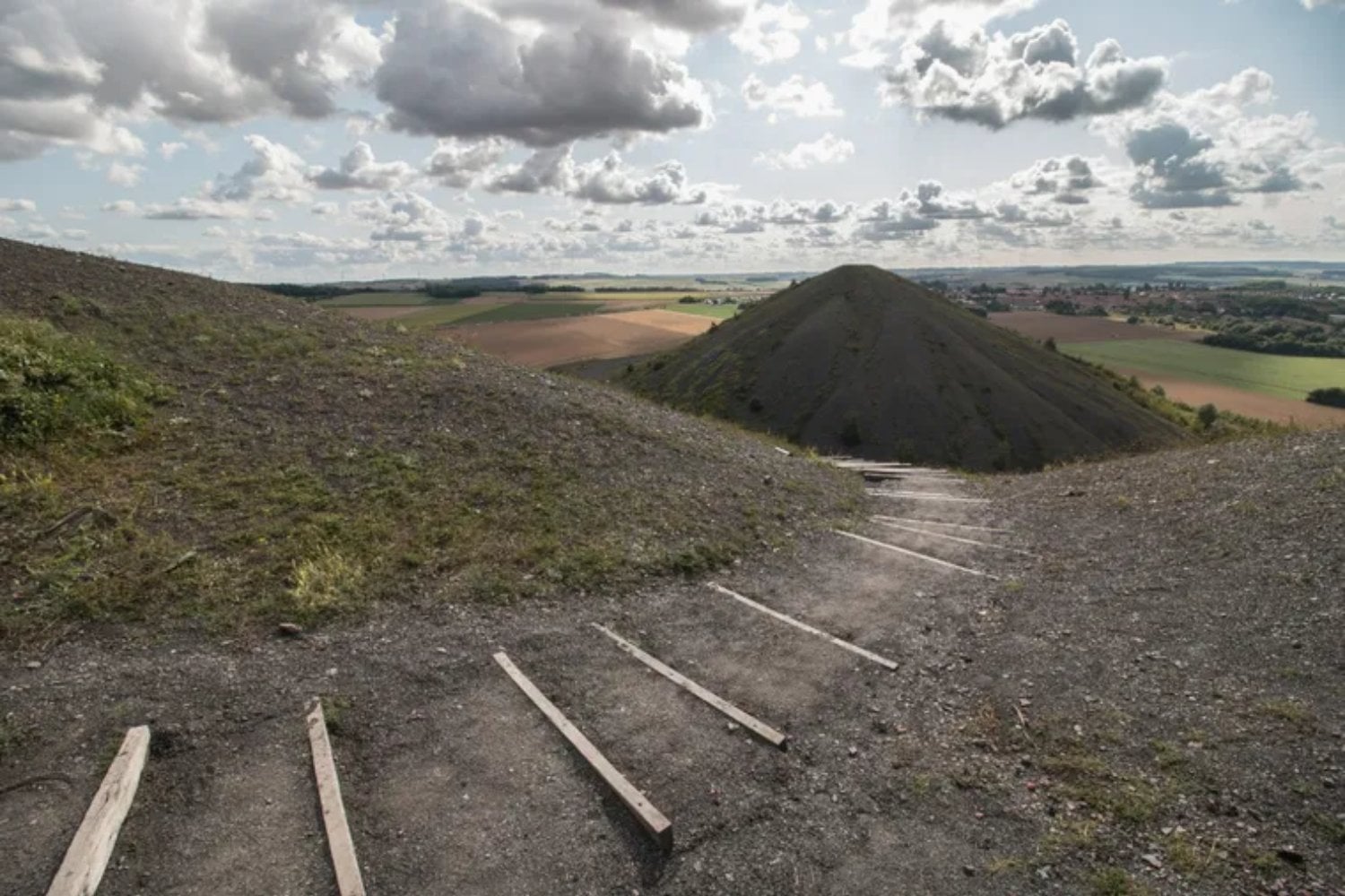 Francia levantó dos montañas de residuos mineros de 150 metros y las abandonó en 1986. Cuarenta años después, la naturaleza les dio una segunda vida que nadie esperaba