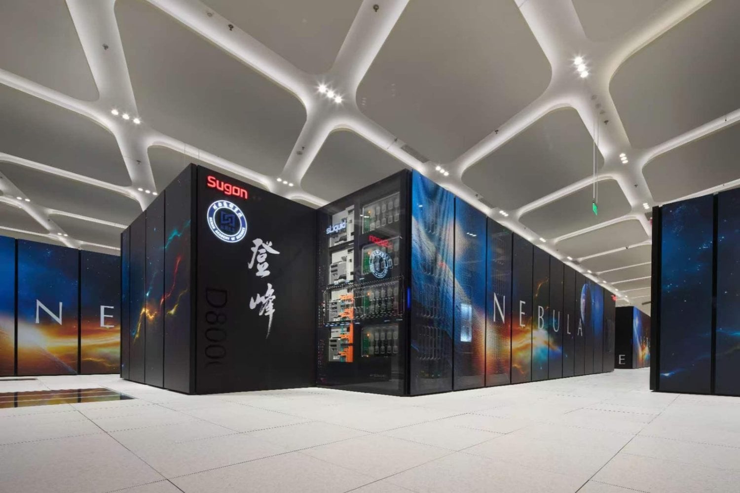 China construyó un monstruo tecnológico de 1.500 toneladas para impulsar su inteligencia artificial. Tiene 100.000 chips nacionales y 1.600 kilómetros de cables en su interior