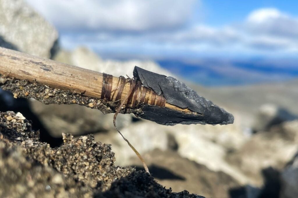 Un glaciar de Noruega se está derritiendo y debajo hay algo que llevaba 6.000 años esperando: los arqueólogos ya recuperaron 48 flechas