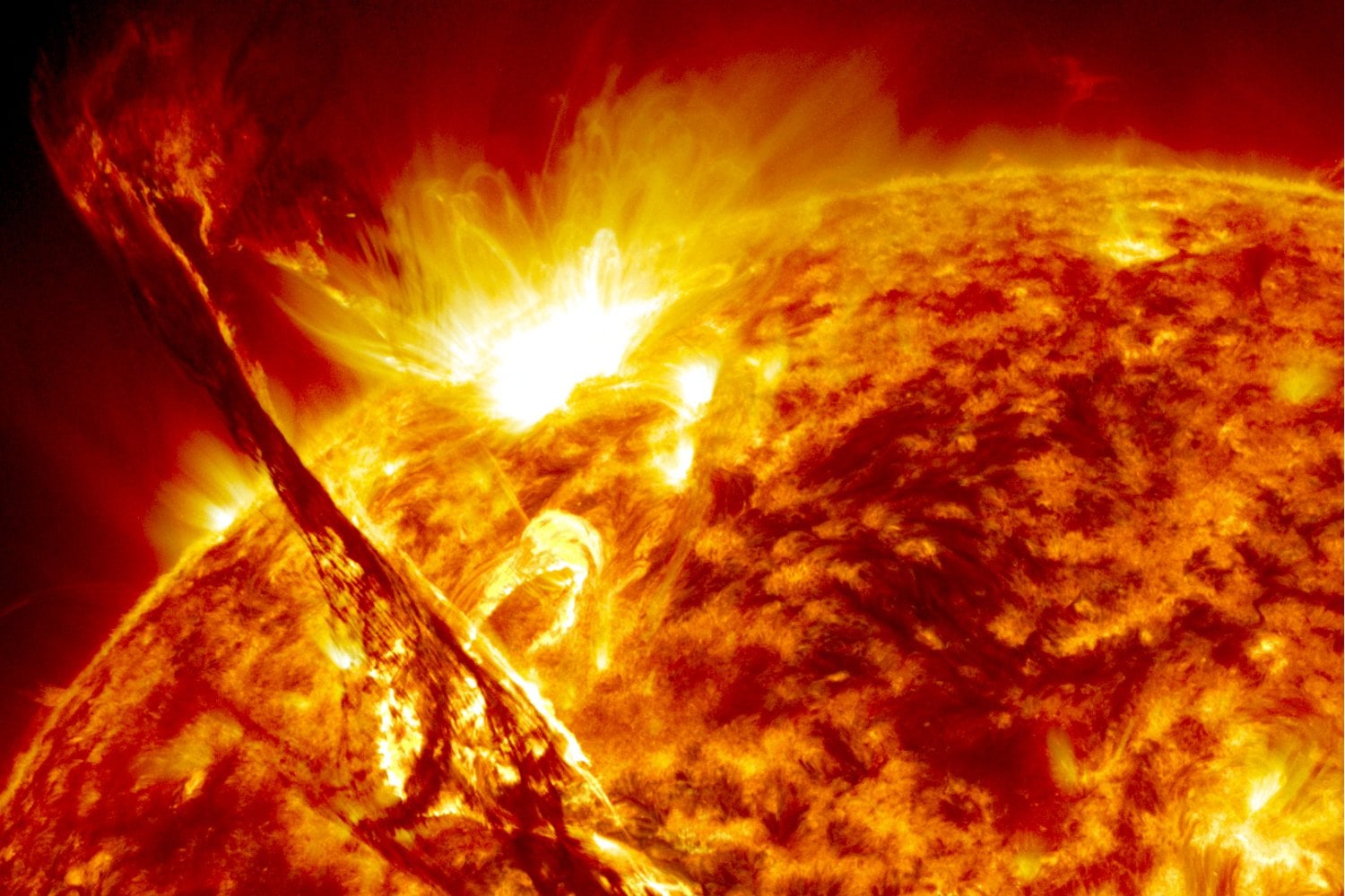 El Sol lleva décadas enviándonos extrañas señales magnéticas y nadie sabía de dónde venían. Una sonda acaba de seguir una de ellas hasta su origen