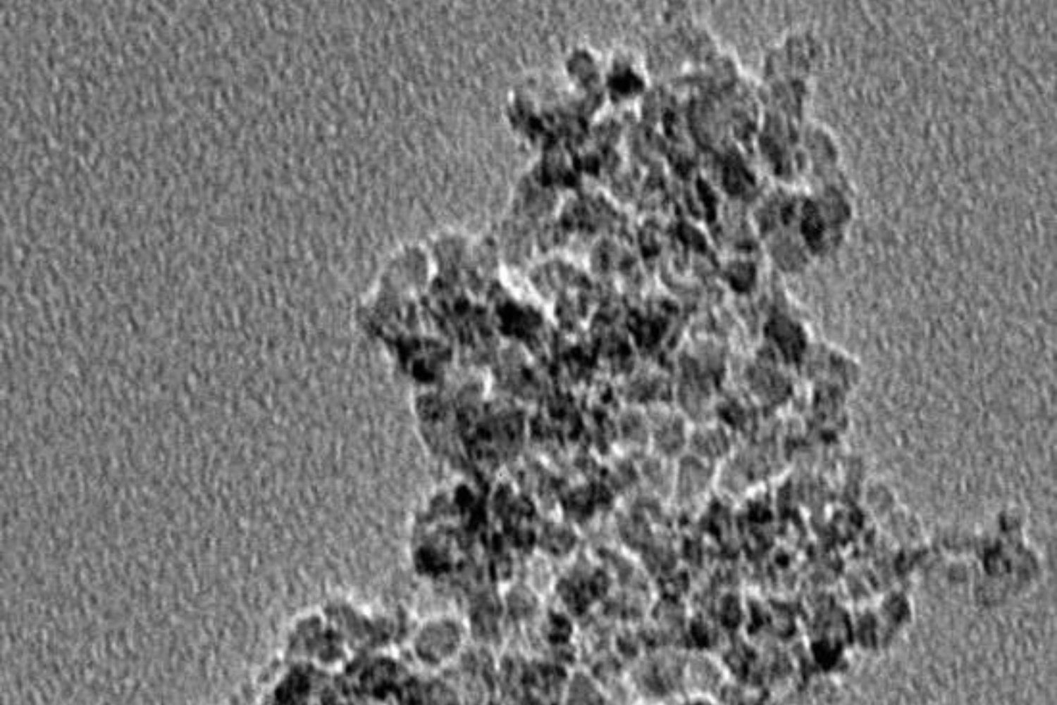 Unos científicos alemanes dispararon un láser contra un trozo de plástico y ocurrió algo extraordinario. Increíblemente, cada impacto produjo 10 billones de diamantes