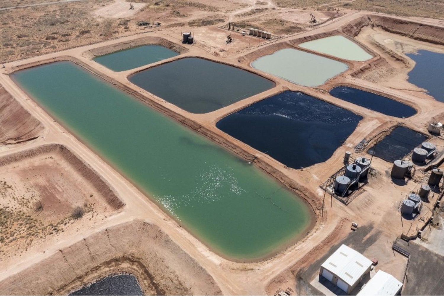 La inteligencia artificial está consumiendo cada vez más agua. En Texas creen que la solución podría estar en uno de los residuos más problemáticos de la industria petrolera