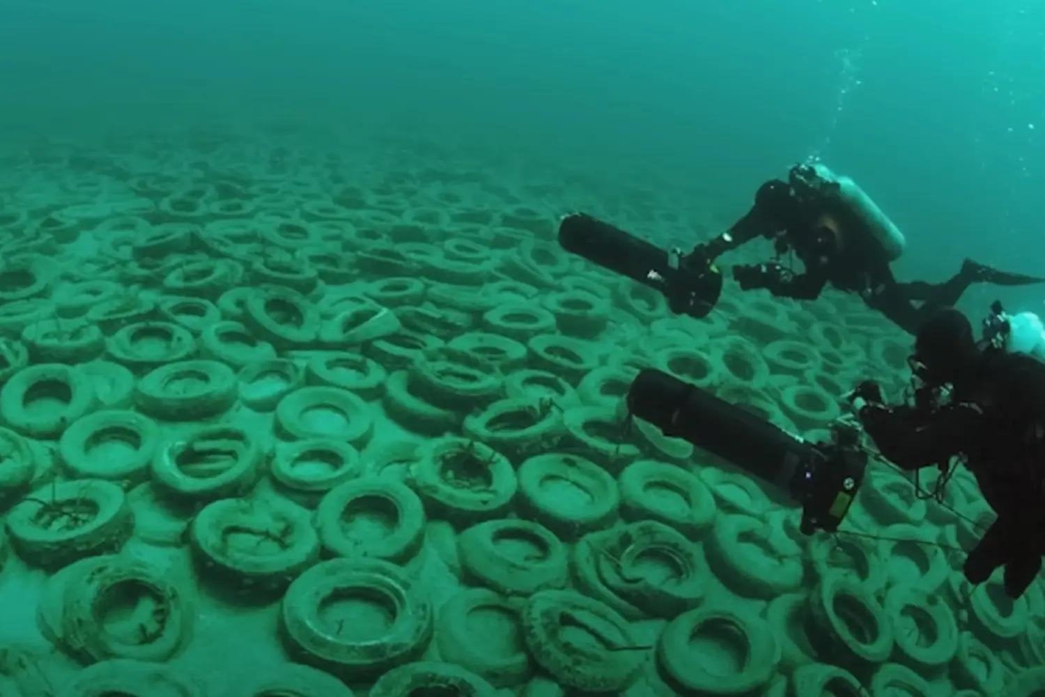 En Florida arrojaron casi dos millones de neumáticos al océano para crear un arrecife artificial. Medio siglo después, siguen intentando reparar el desastre