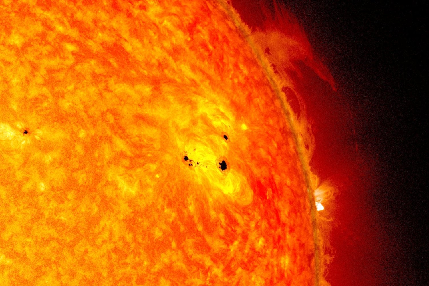 El Sol lleva décadas enviándonos extrañas señales magnéticas y nadie sabía de dónde venían. Una sonda acaba de seguir una de ellas hasta su origen