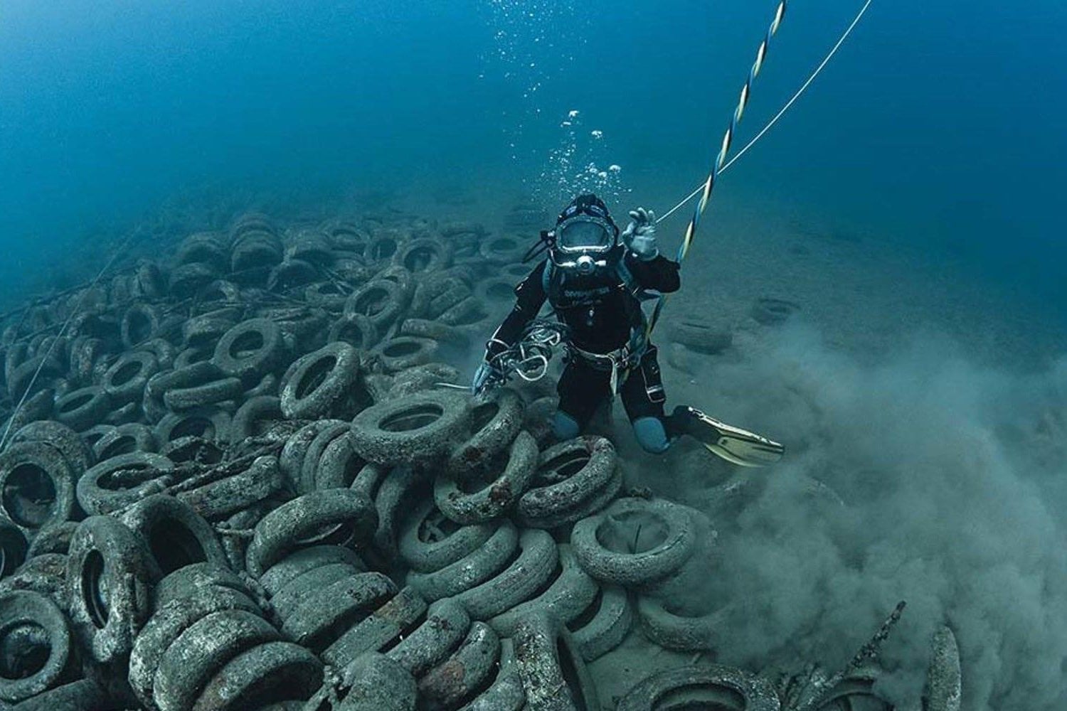 En Florida arrojaron casi dos millones de neumáticos al océano para crear un arrecife artificial. Medio siglo después, siguen intentando reparar el desastre