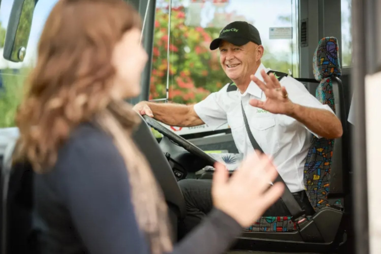 Hay personas que nunca se bajan del autobús sin darle las gracias al conductor. La psicología explica por qué ese gesto de apenas dos segundos tiene más importancia de la que parece