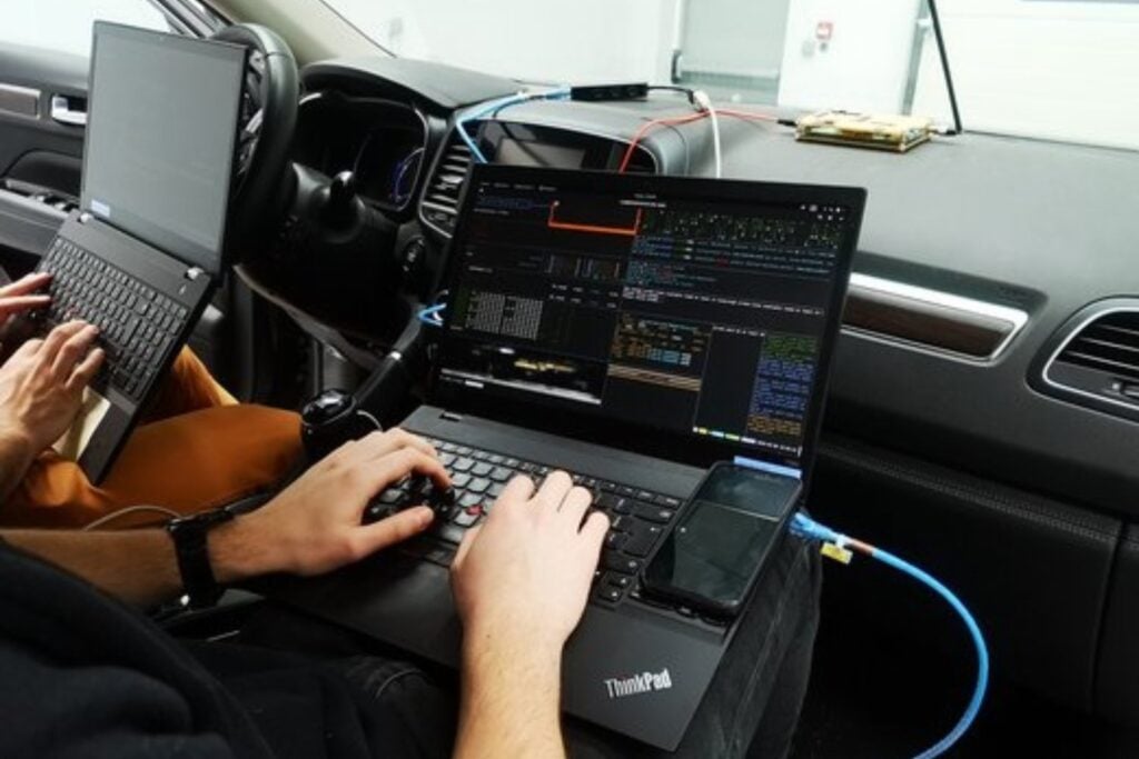 Los autos modernos tienen un problema de seguridad que va mucho más allá de los motores y los frenos. Un estudio encontró 413 vulnerabilidades y muchas están en las aplicaciones que usamos a diario