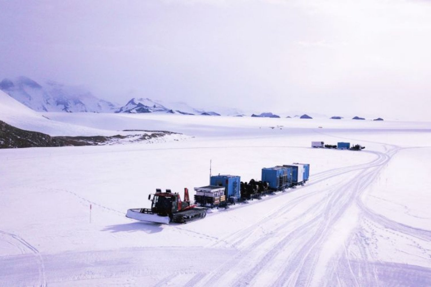 La Antártida perdió un iceberg de 500 metros en una tormenta. Encima llevaba siete contenedores y miles de litros de combustible