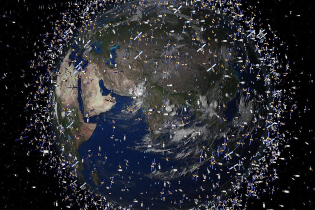La Tierra está rodeada de millones de fragmentos de basura espacial. La NASA acaba de enviar una nave para enfrentar un problema cada vez más peligroso
