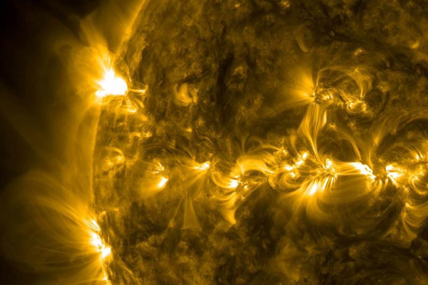 El Sol lleva décadas enviándonos extrañas señales magnéticas y nadie sabía de dónde venían. Una sonda acaba de seguir una de ellas hasta su origen