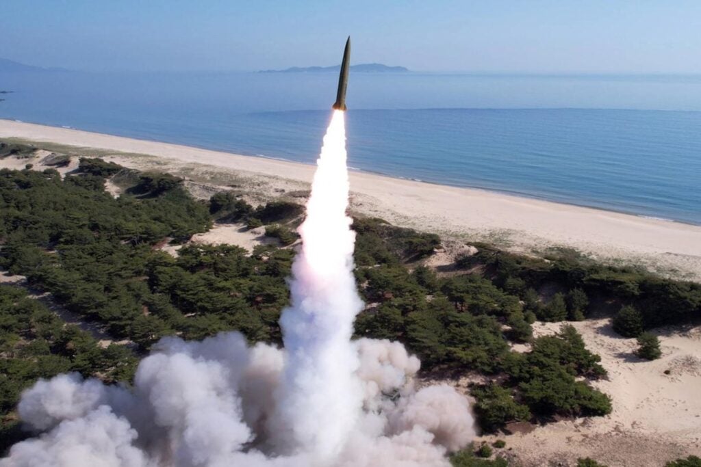 Corea del Norte acaba de mostrar un misil capaz de amenazar a medio planeta. Lo inquietante no es solo su alcance, sino lo que aparece junto a él