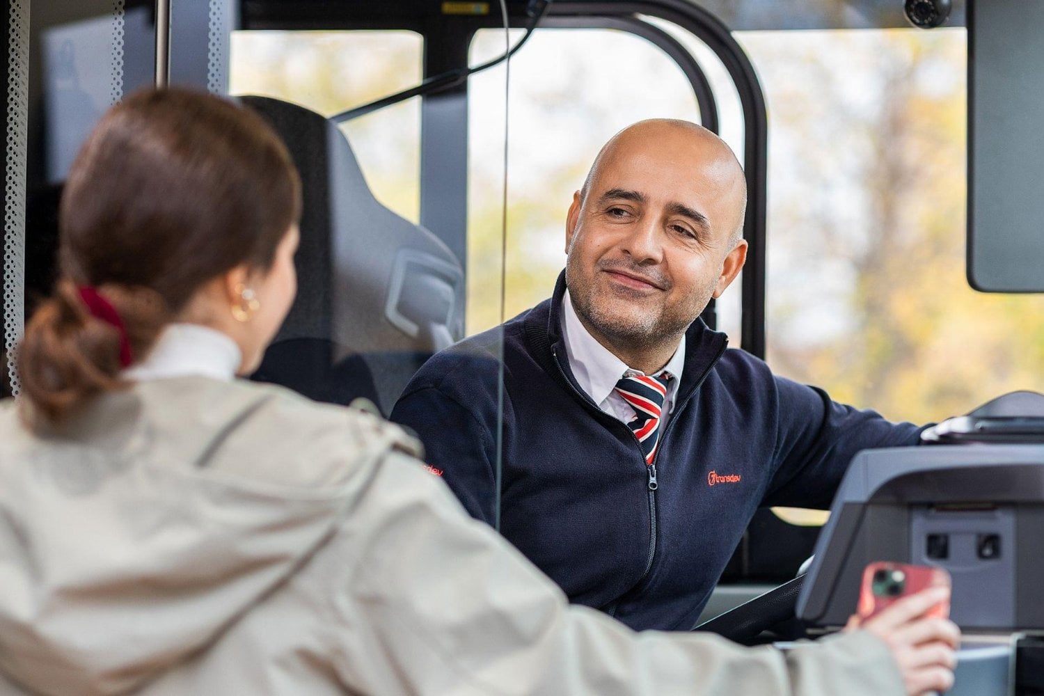 Hay personas que nunca se bajan del autobús sin darle las gracias al conductor. La psicología explica por qué ese gesto de apenas dos segundos tiene más importancia de la que parece