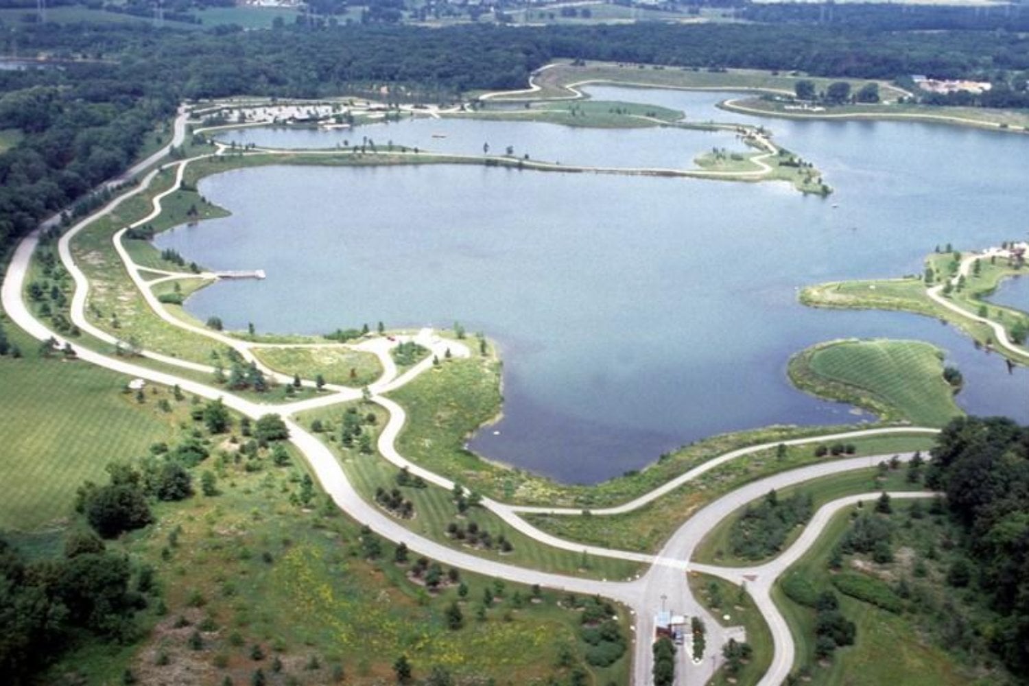 Durante décadas fue una cantera llena de residuos tóxicos en Estados Unidos. Hoy es un enorme lago rodeado de naturaleza que parecía imposible recuperar