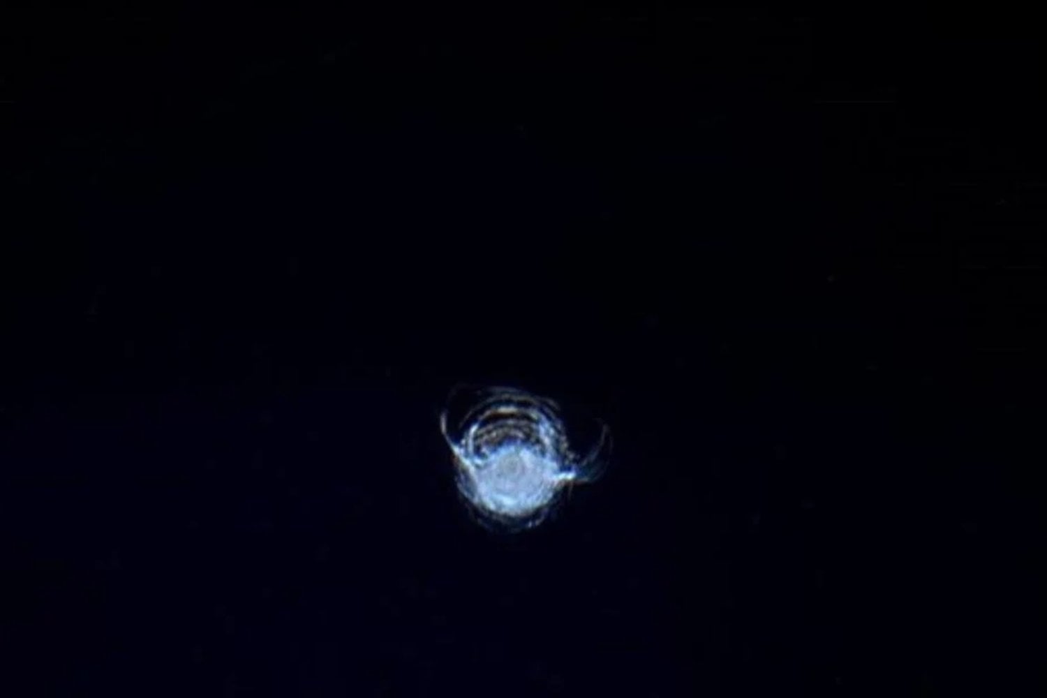 La Tierra está rodeada de millones de fragmentos de basura espacial. La NASA acaba de enviar una nave para enfrentar un problema cada vez más peligroso
