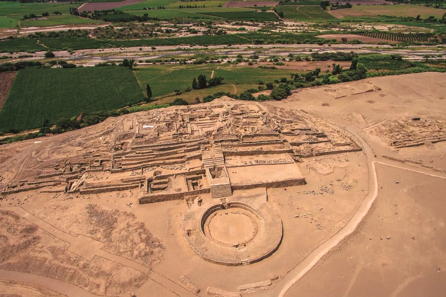 Perú encontró dos pequeñas figuras de hace 5.000 años en Caral. Lo que representan podría revelar cómo una de las primeras civilizaciones de América entendía el mundo