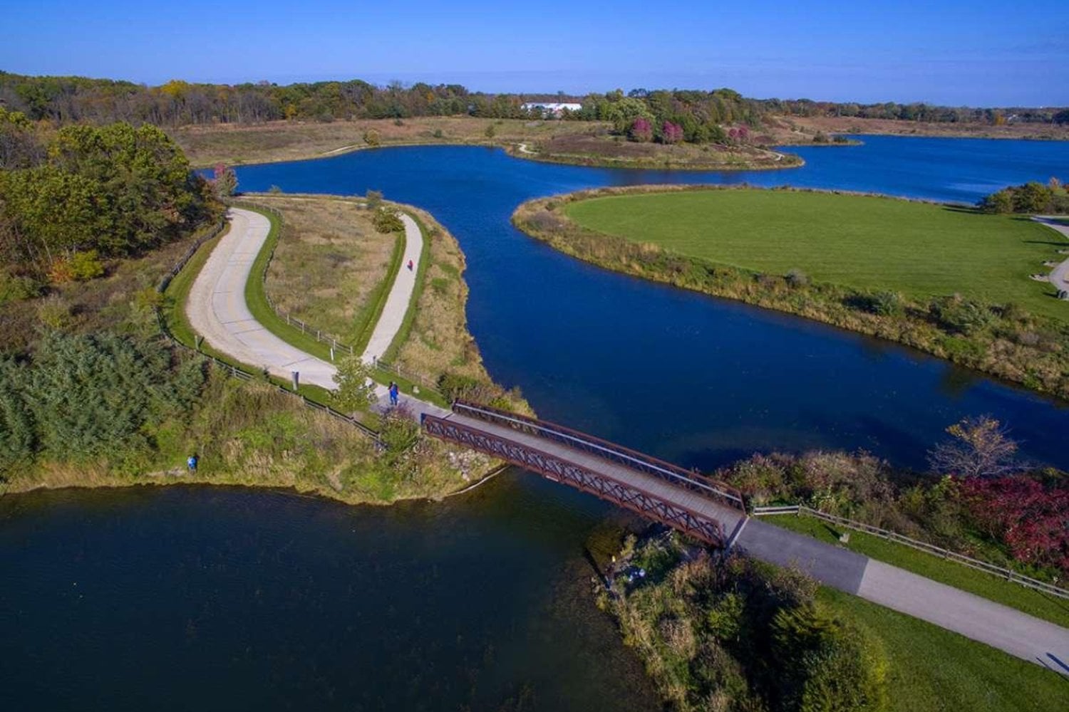 Durante décadas fue una cantera llena de residuos tóxicos en Estados Unidos. Hoy es un enorme lago rodeado de naturaleza que parecía imposible recuperar