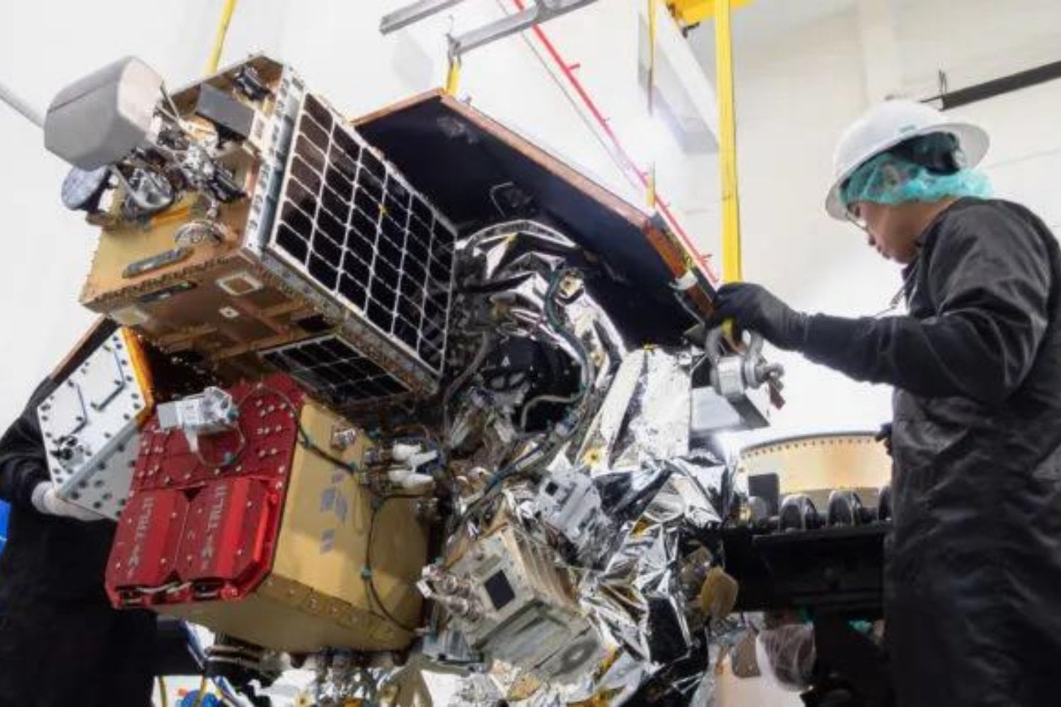 La Tierra está rodeada de millones de fragmentos de basura espacial. La NASA acaba de enviar una nave para enfrentar un problema cada vez más peligroso