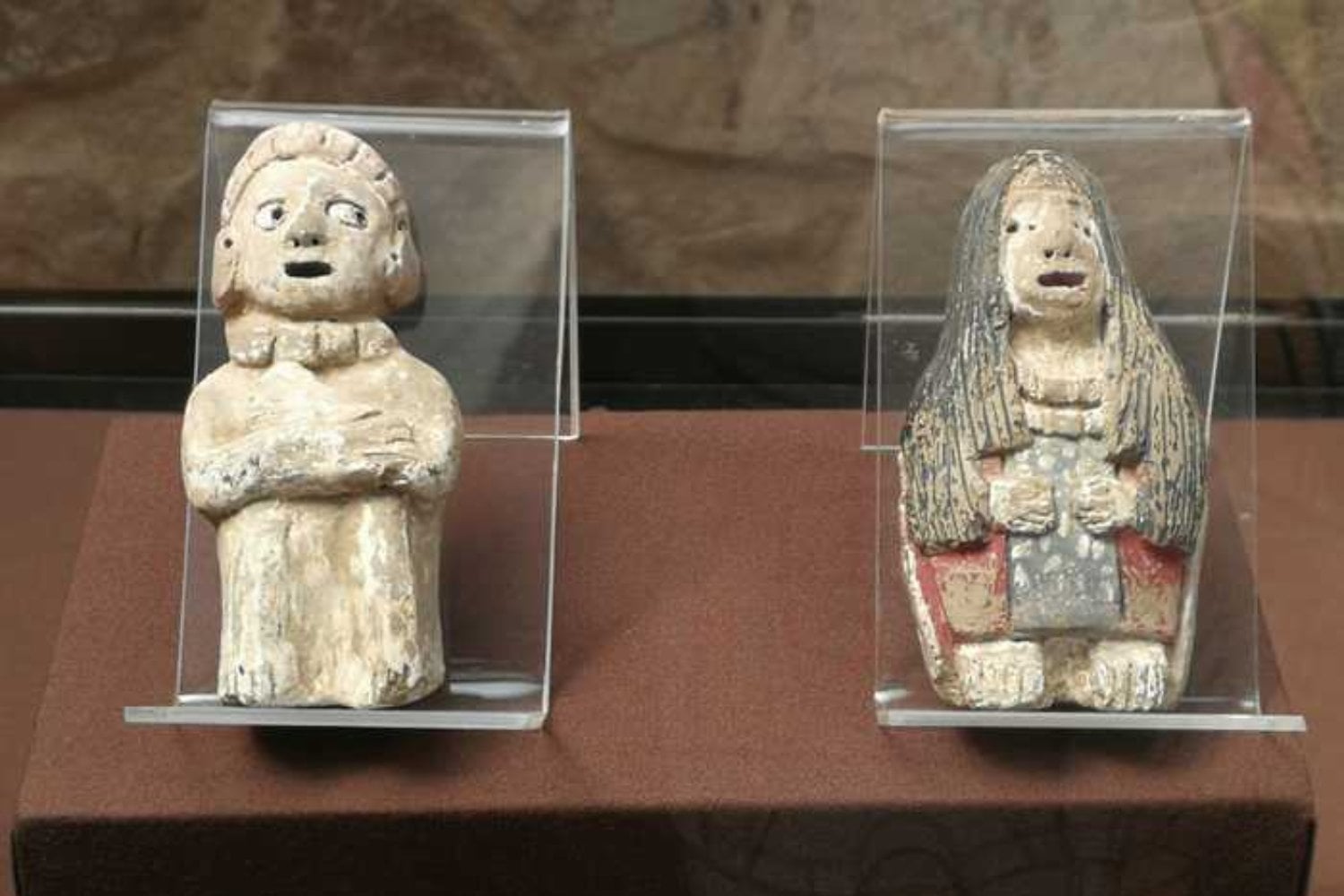 Perú encontró dos pequeñas figuras de hace 5.000 años en Caral. Lo que representan podría revelar cómo una de las primeras civilizaciones de América entendía el mundo