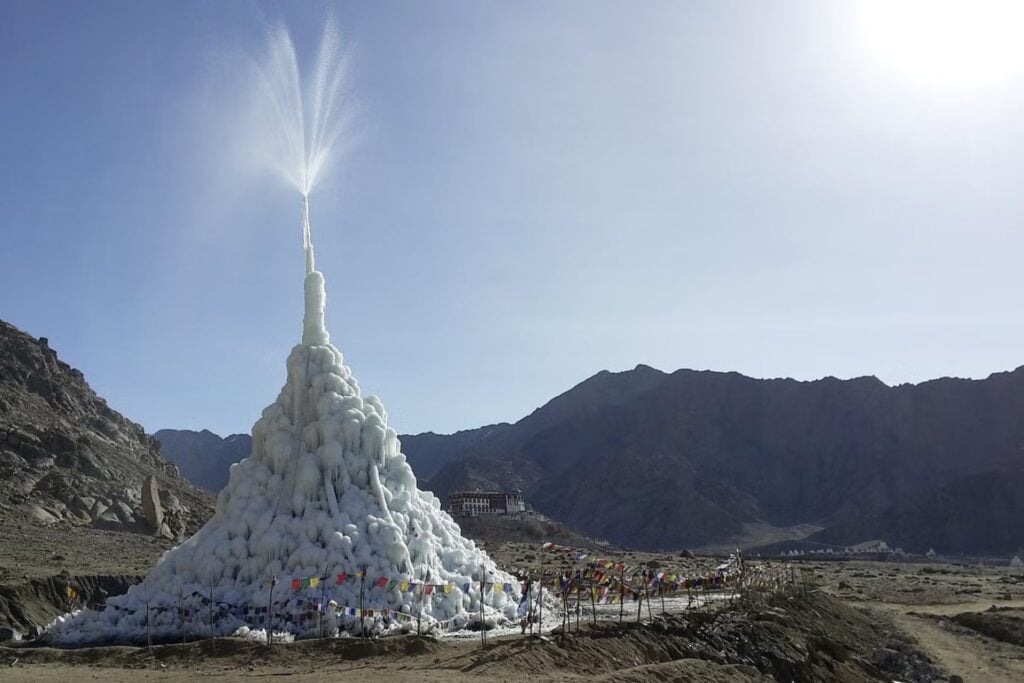 En uno de los desiertos más secos del planeta, el agua llegaba cuando ya era demasiado tarde. Un ingeniero decidió hacer una locura: fabricar glaciare